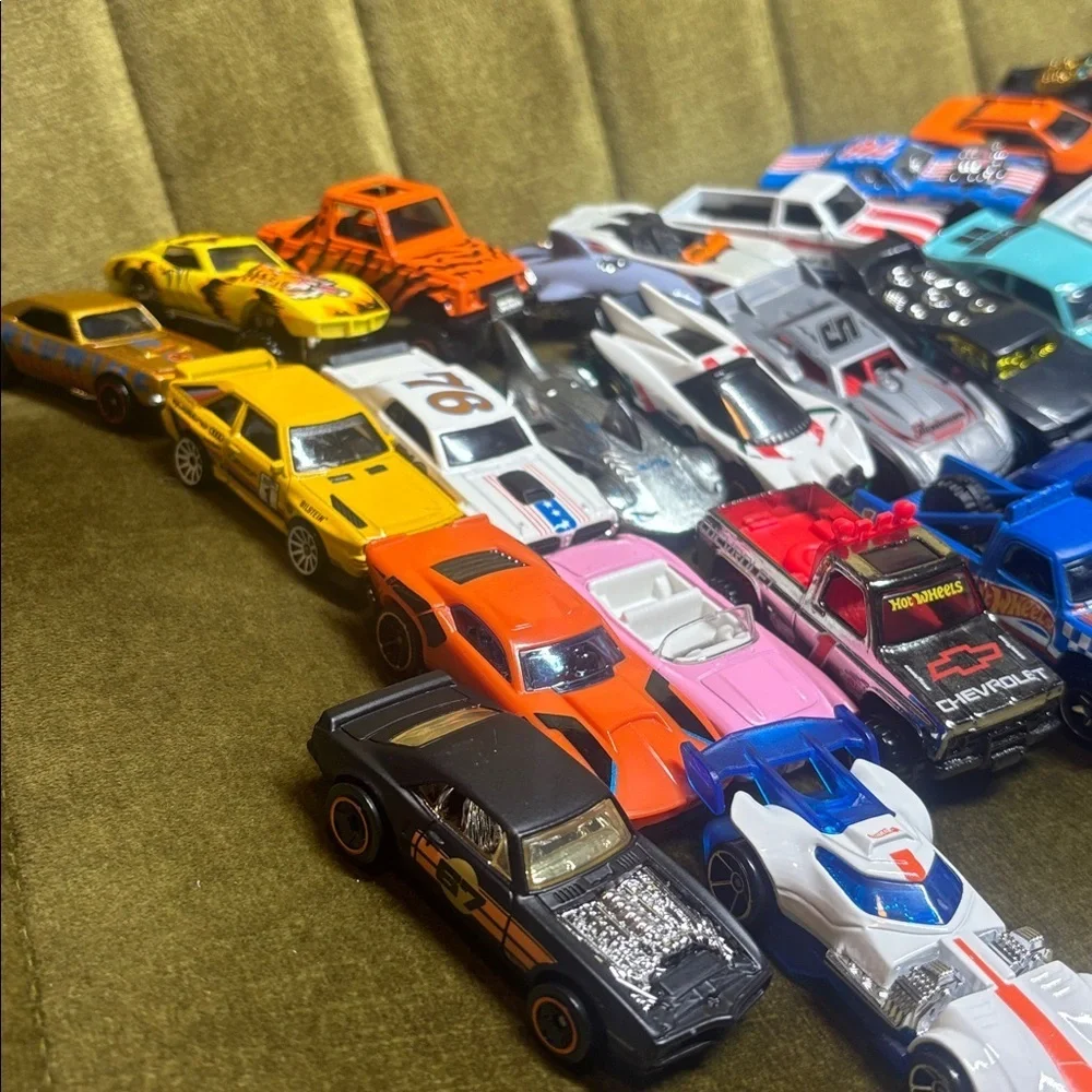 lot of 35 loose pre owned and played with hot wheels cars will not split